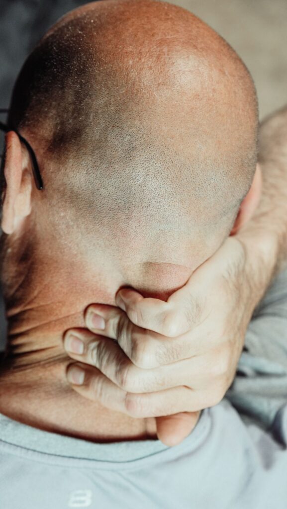 Hombre con dolor de cuello y cervicales