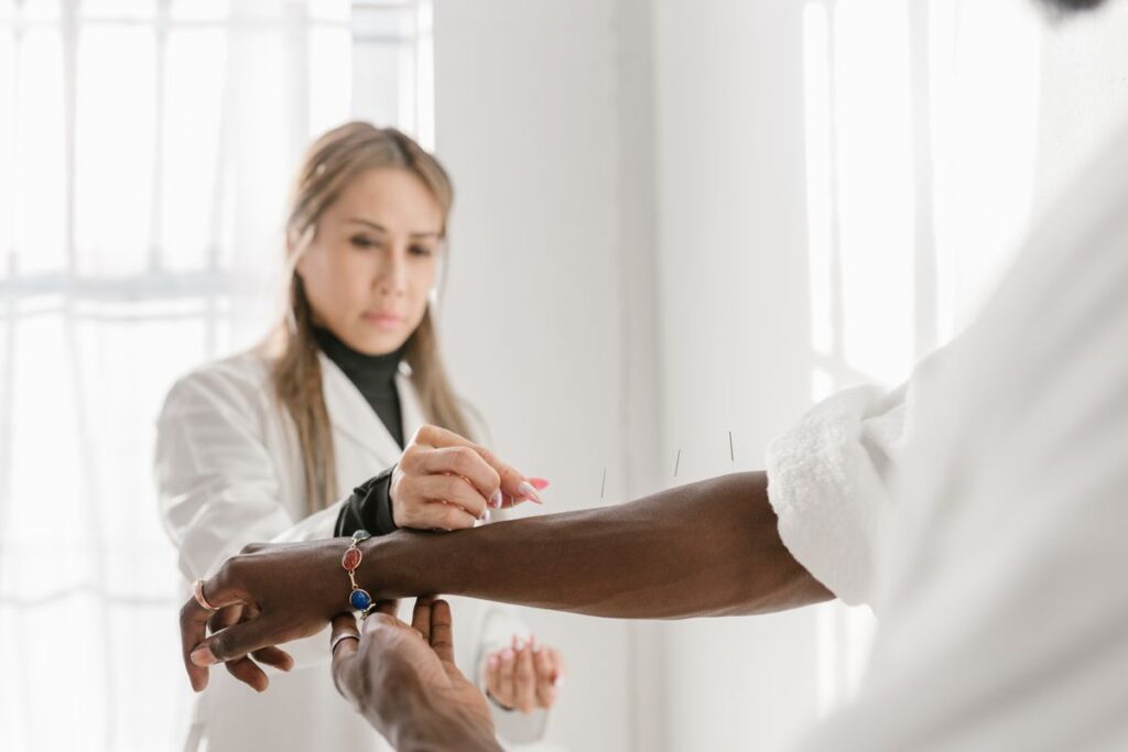 Terapeuta aplicando acupuntura en el antebrazo